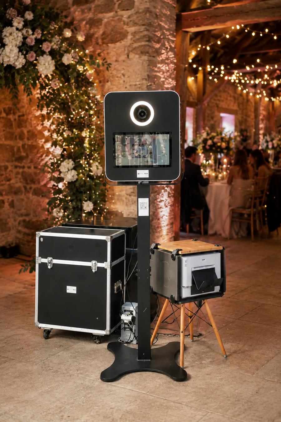 Borne photo Photoboosté installée dans une grange lors d'un mariage, avec anneau LED, imprimante et flight case
